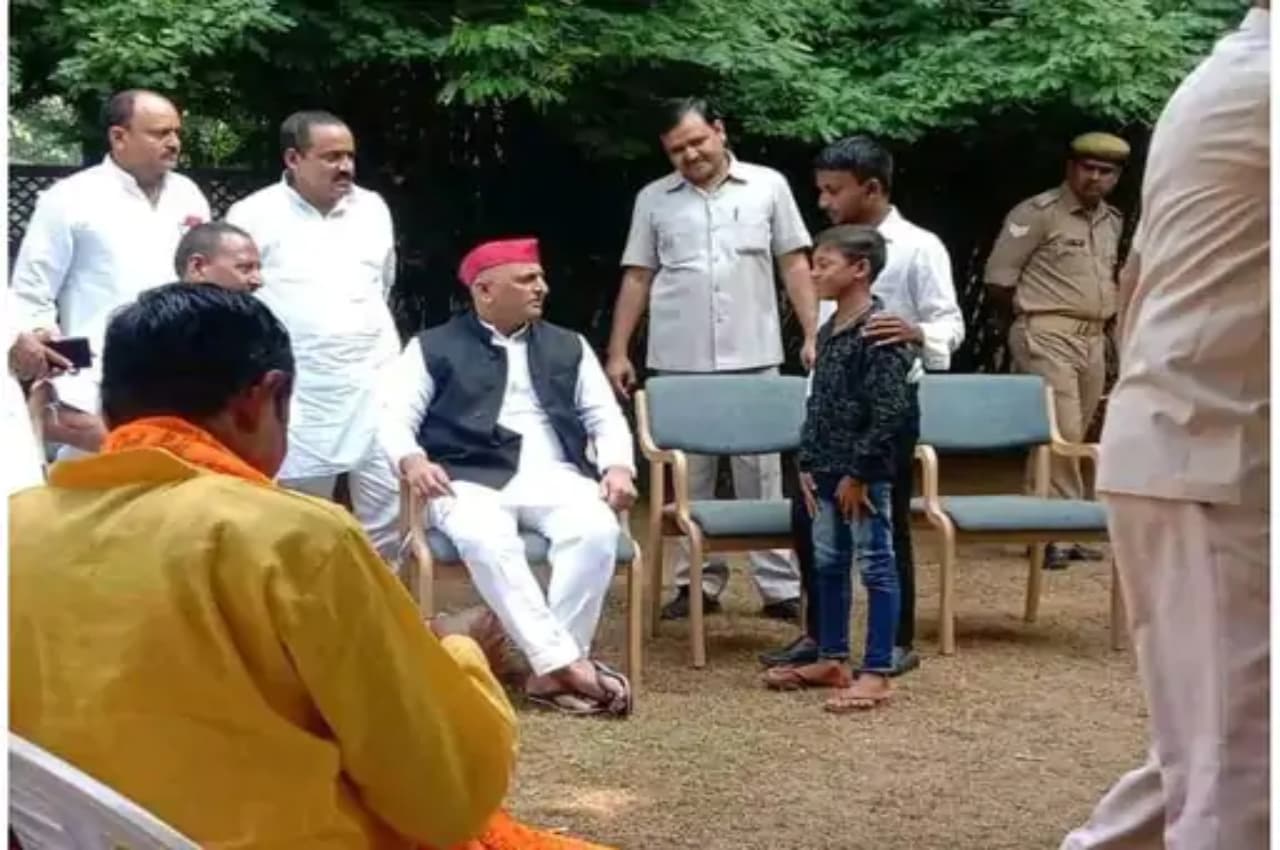 'हमें कुछ मदद नहीं, बस आपका आशीर्वाद ही चाहिए...', नेताजी के नन्हे प्रशंसक को अखिलेश ने सैफई बुलाया