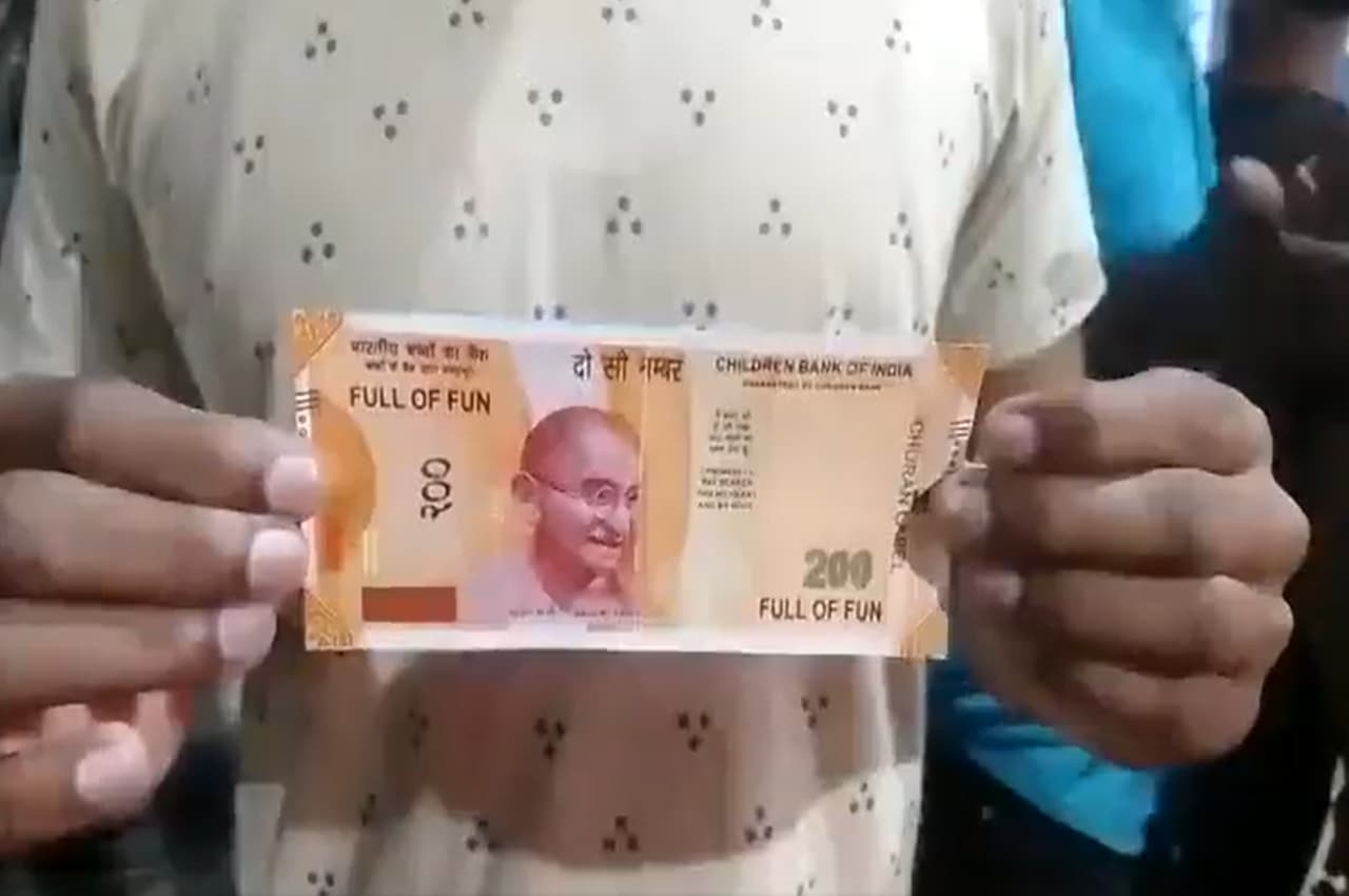 Viral Video: एटीएम से अचानक निकलने लगे 200 रुपये के चूरन वाले नोट, फिर ग्राहकों ने किया ये काम