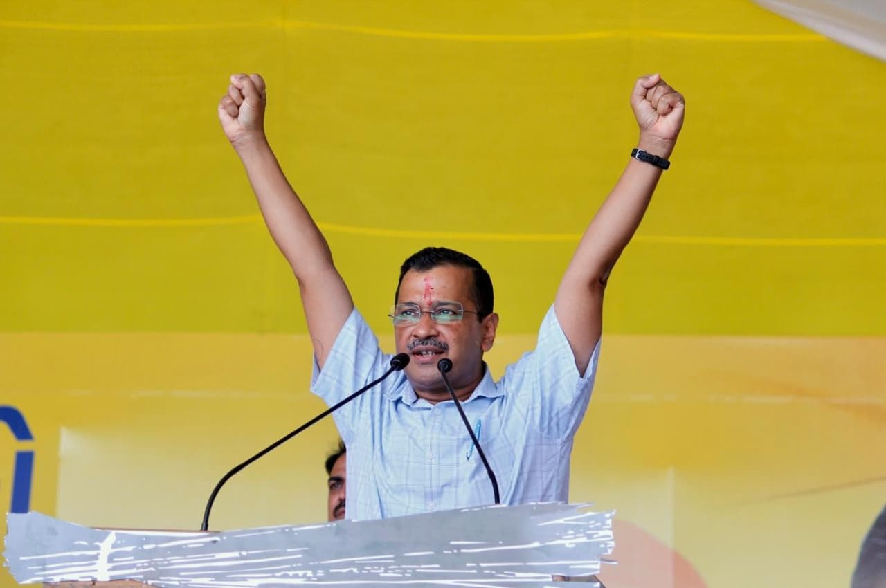 गुजरात में अपने विरोध में लगाए जा रहे पोस्टर पर बोले केजरीवाल, मुझसे नफरत में इन लोगों ने भगवान का अपमान किया