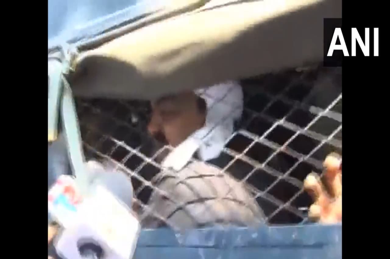 कोर्ट में पेशी पर आए माफिया अतीक अहमद बोले- योगी ईमानदार, बहादुर और मेहनती मुख्यमंत्री हैं