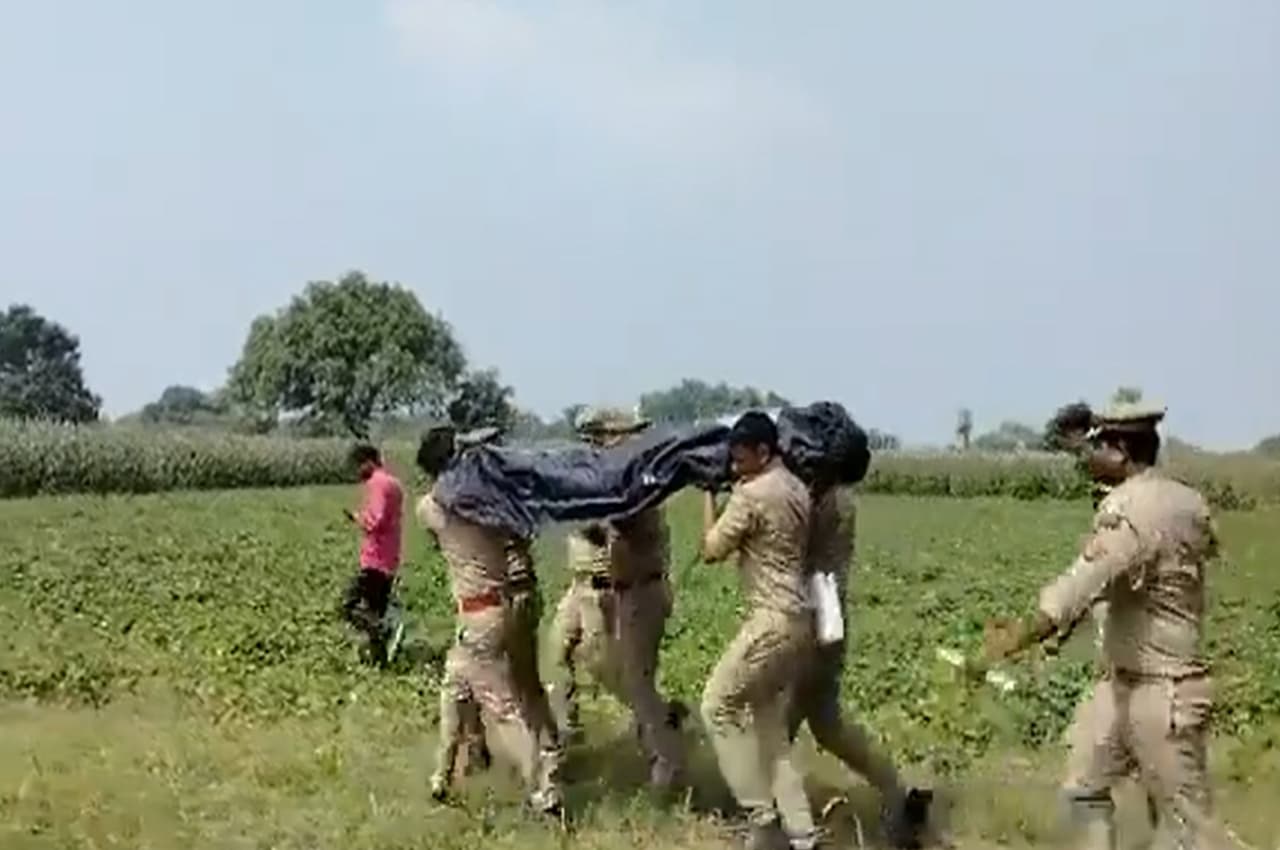 UP: खेत में बिना कपड़ों के मिला किशोरी का शव, दुष्कर्म के बाद हत्या का आरोप, कांग्रेस ने सरकार पर साधा निशाना