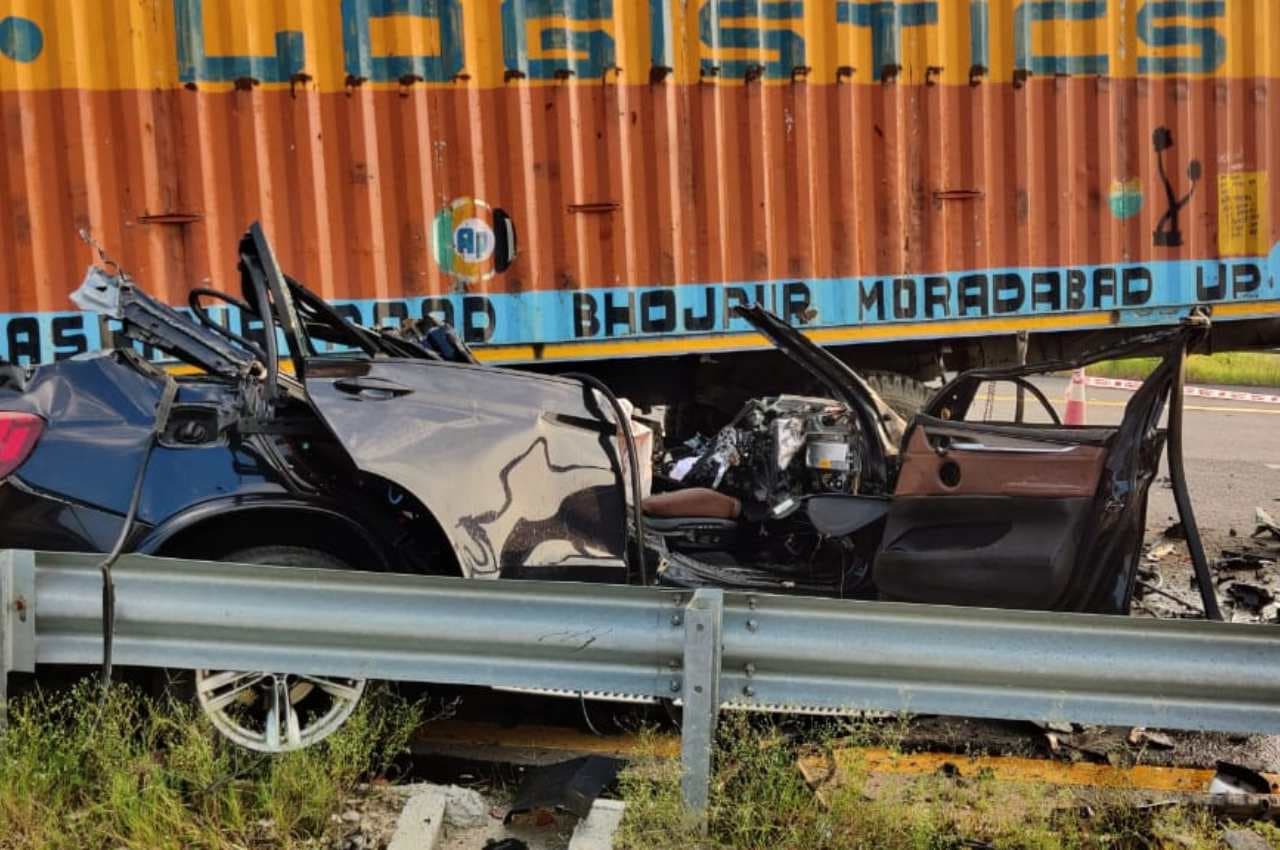 उत्तर प्रदेश के पूर्वांचल एक्सप्रेस वे पर BMW और ट्रक में जबरदस्त टक्कर, 4 की मौत