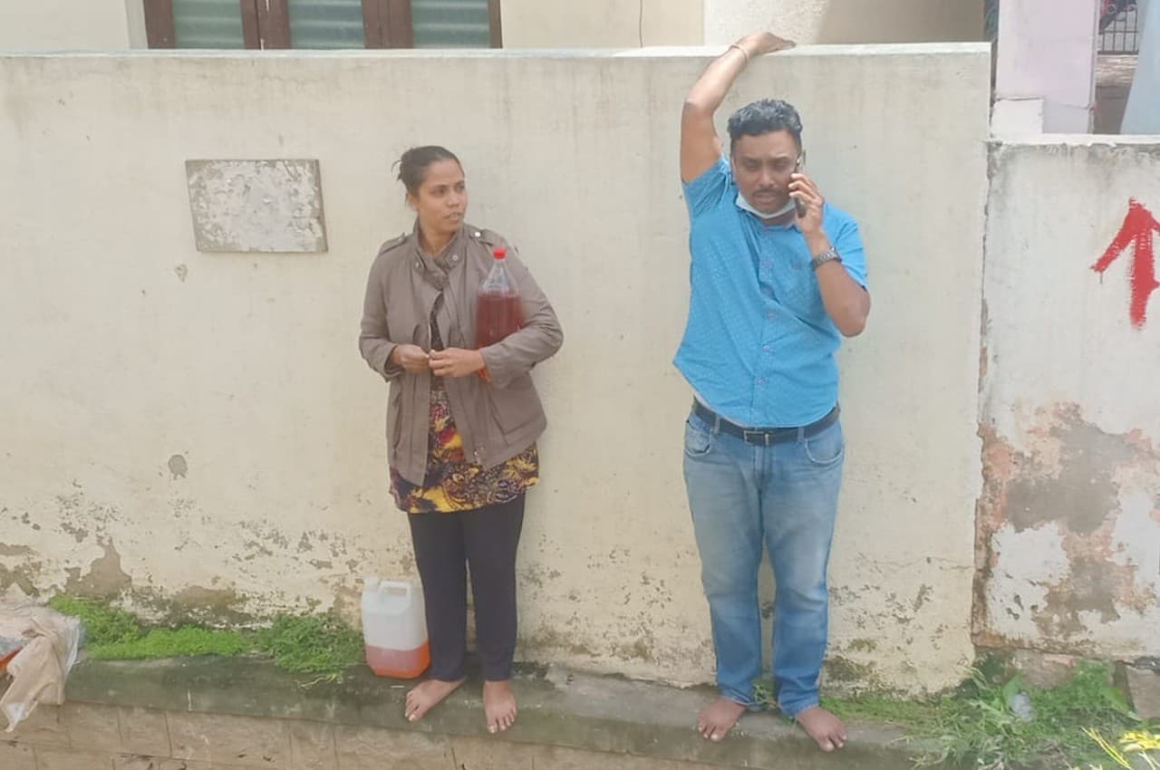 खुद पर पेट्रोल डालकर जिंदा जलना चाहता था ये दंपती, पुलिस ने ऐसे बचाया; देखें वीडियो