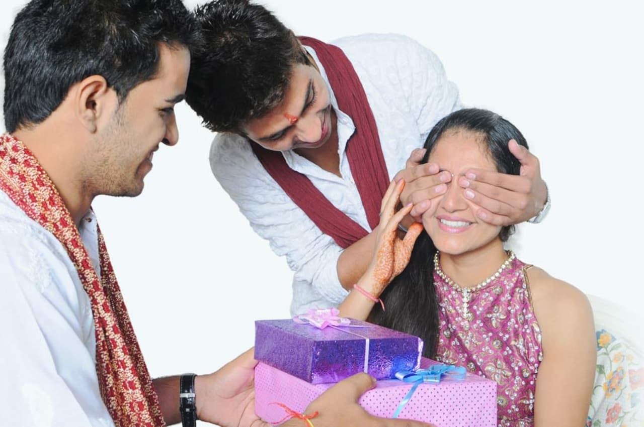 Bhai Dooj 2022: अपने राशि के अनुसार बहन को दें गिफ्ट, रिश्तों में आएगी डबल मिठास!