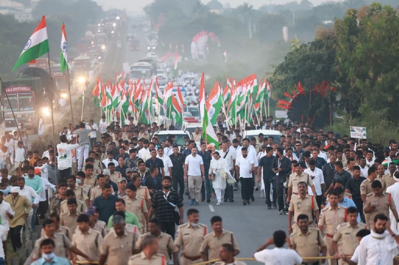 Bharat Jodo Yatra: कांग्रेस भारत जोड़ो यात्रा का आज 53वां दिन, राहुल गांधी ने तेलंगाना के गोलापल्ली जिले से शुरू की पदयात्रा