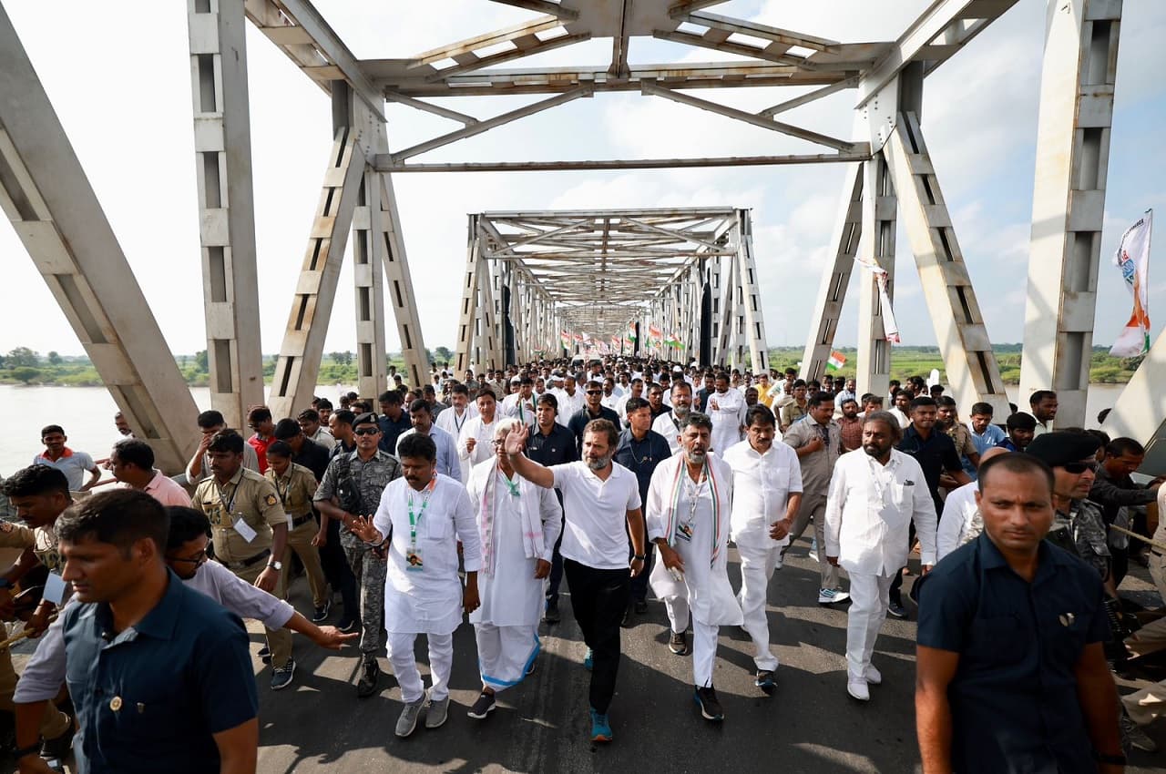 Bharat Jodo Yatra: कांग्रेस भारत जोड़ो यात्रा का आज 44वां दिन, राहुल गांधी ने मंत्रालयम टेम्पल से शुरू की पदयात्रा