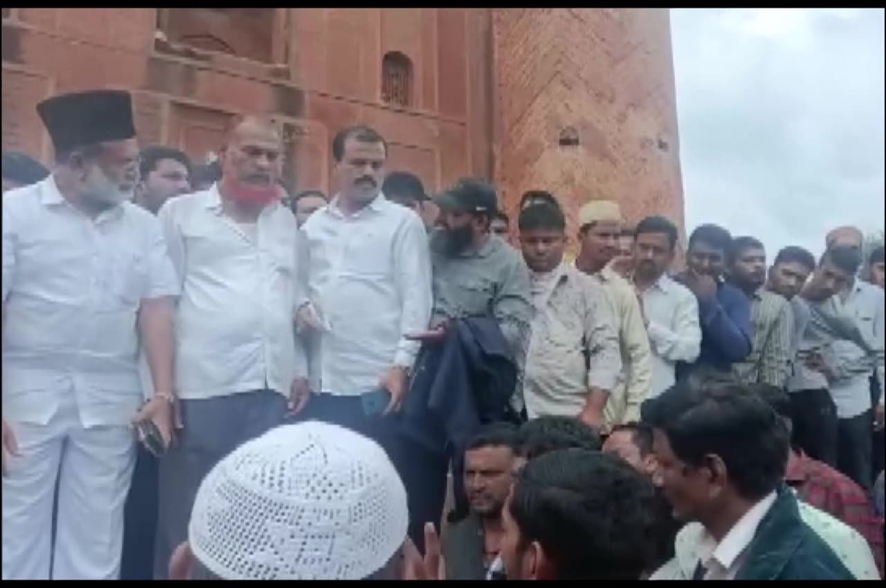 कर्नाटक: दशहरे जुलूस में शामिल भीड़ ने ऐतिहासिक मदरसे में तोड़फोड़ कर पूजा की, चार गिरफ्तार