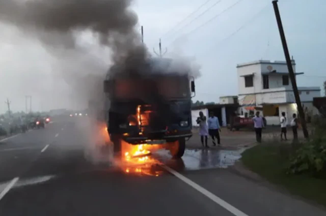 Bihar Road Accident: पुलिस बस और बाइक की टक्कर के बाद लगी आग, तीन लोगों की मौके पर मौत