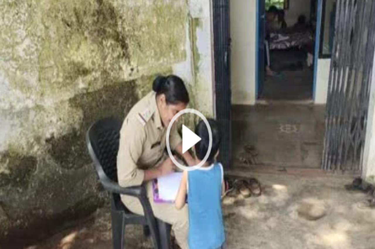 Watch: थाने में पहुंचा मासूम, कहा-पुलिस आंटी.. अम्मी मारती हैं, अम्मी को जेल में डाल दो, Video Viral