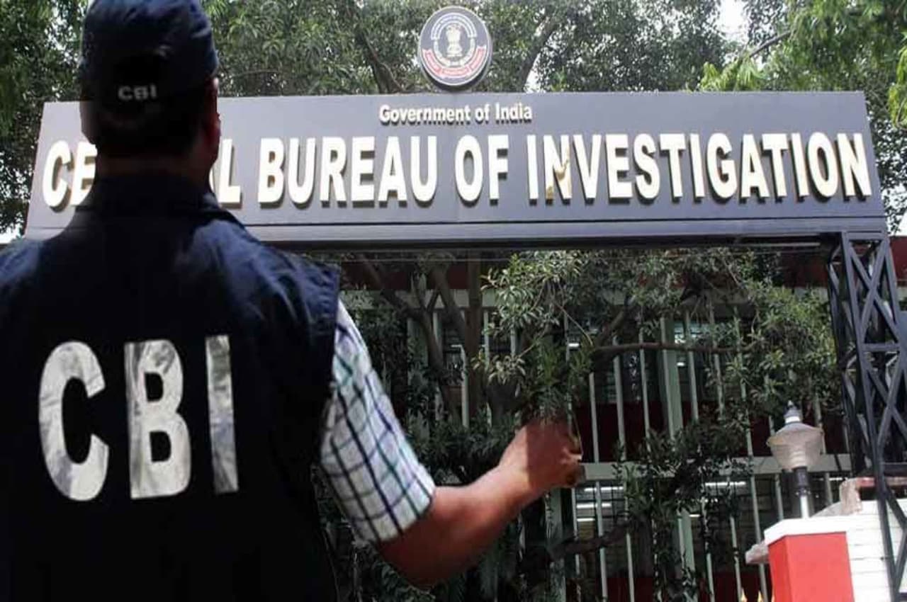 बैंक मैनेजर के घर 'स्पेशल 26' CBI ने मारा छापा, पुलिस बुलाने की कहा तो भागने लगे, फिर पब्लिक ने किया ये हाल