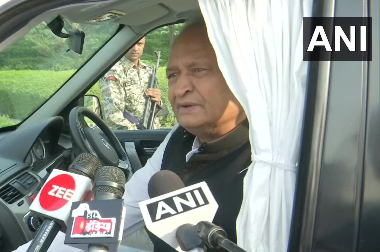 सीएम अशोक गहलोत पहुंचे दिल्ली, खड़गे के पदभार कार्यक्रम में होंगे शामिल