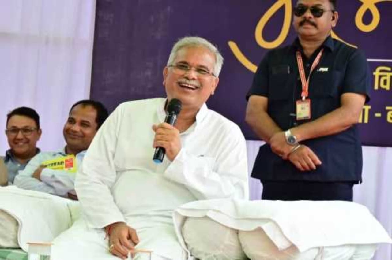 Chhattisgarh: सीएम भूपेश ने ग्रामीणों की शिकायत पर अफसरों को लगाई क्लास, समस्याओं के निराकरण के दिए निर्देश