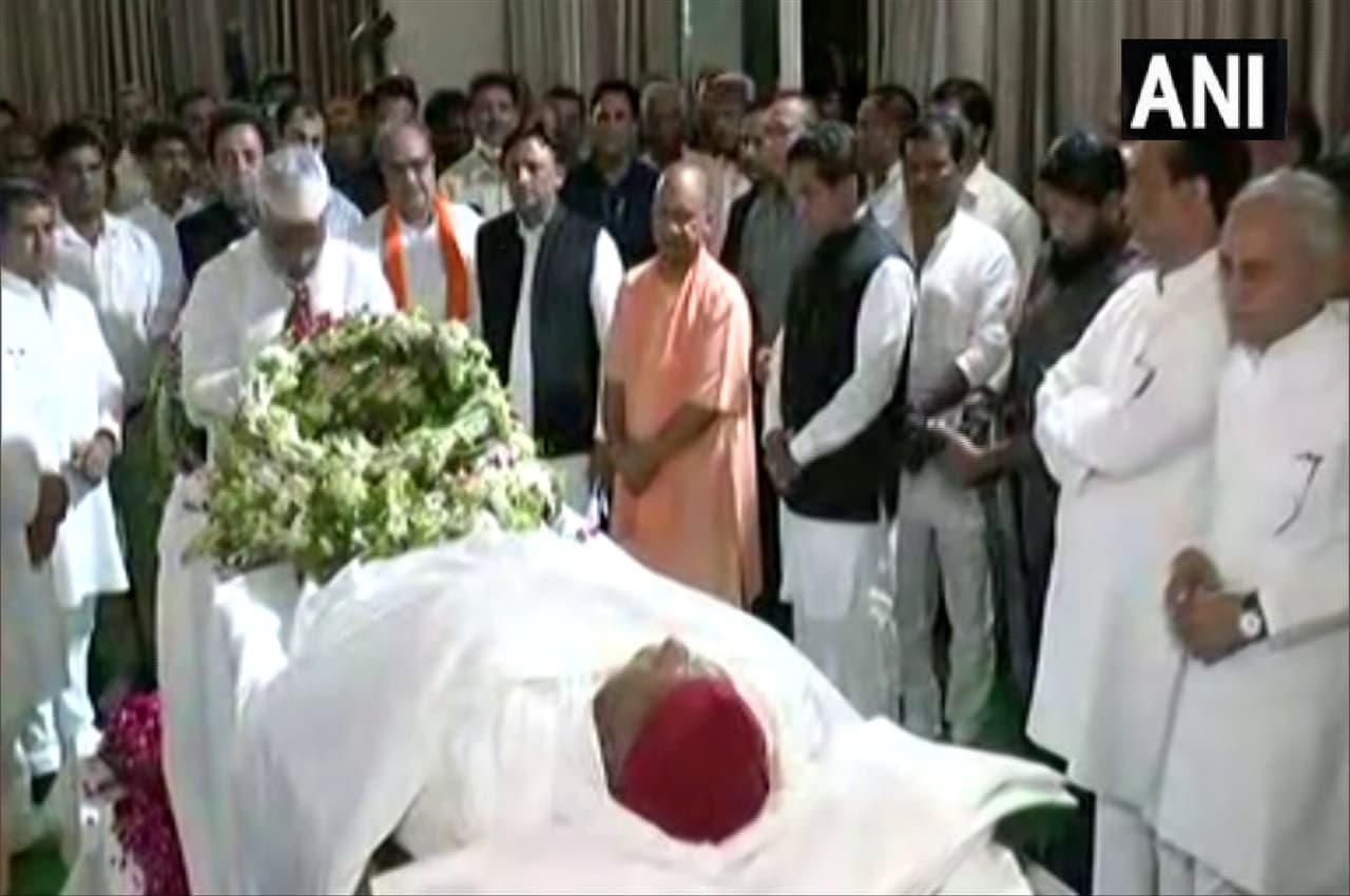 Mulayam Singh Yadav Passes Away Live Update: सीएम योगी आदित्यनाथ पहुंचे सैफई, नेताजी को दी श्रद्धांजलि