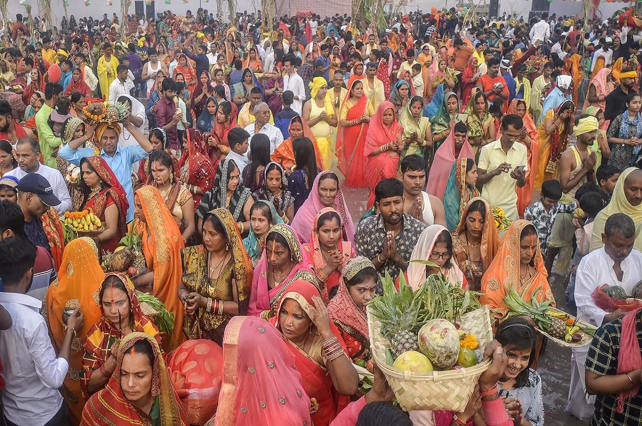 Chhath Puja 2022: 'जय छठी मैया' की जयकारे के साथ छठ पूजा का समापन, यहां देखिए फोटो और वीडियो