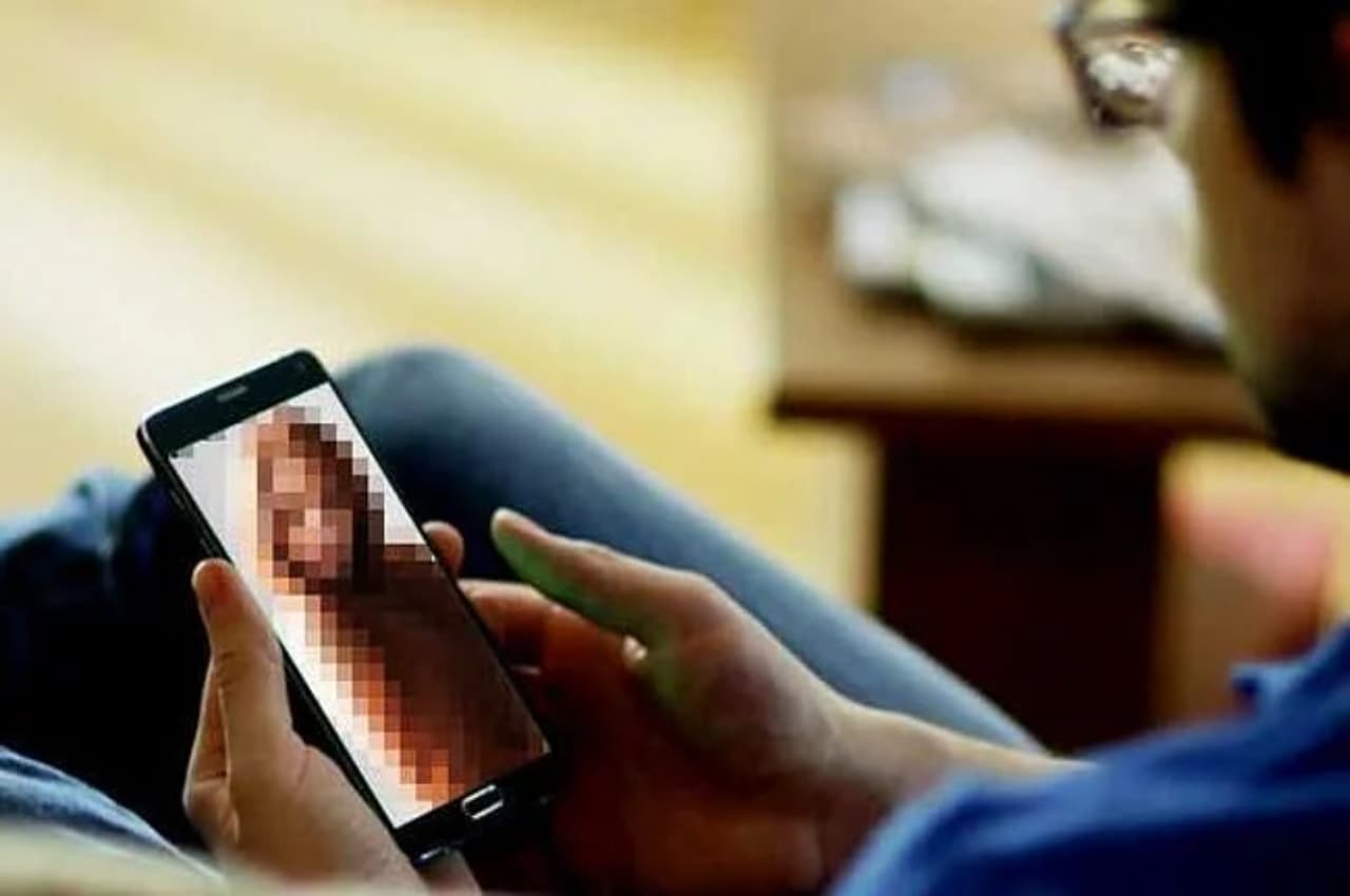बुजुर्ग को Video Call कर अपने कपड़े उतारने लगी लड़की, फिर जो हुआ उसे सुनकर कांप जाएंगे आप