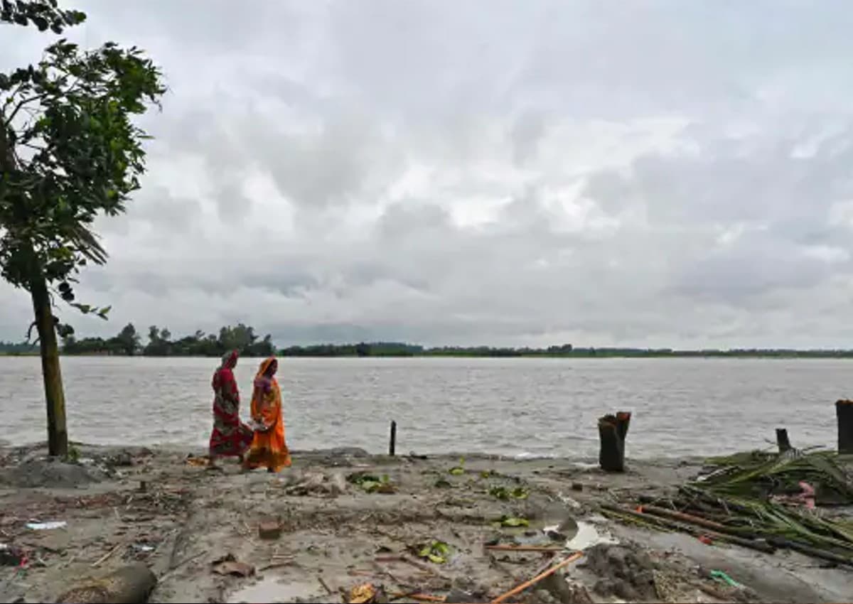 Cyclone Sitrang: 'सितरंग' तूफान से बांग्लादेश में 3 लोगों की मौत, 2 लाख से अधिक को राहत केंद्रों में पहुंचाया