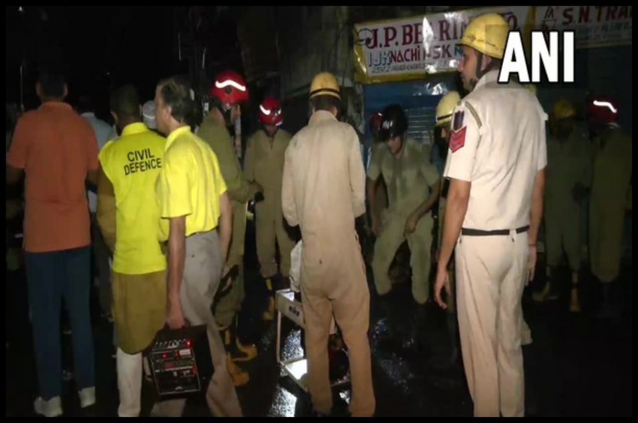 Delhi: इमारत गिरने से बच्ची की मौत, 9 घायल, राहत कार्य जारी