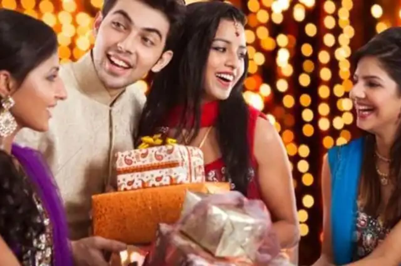 Diwali 2022 Gifts: बजट फ्रेंडली हैं ये कुछ तोहफे, लेने वाले के चेहरे पर भी आ जाएगी मुस्कान!