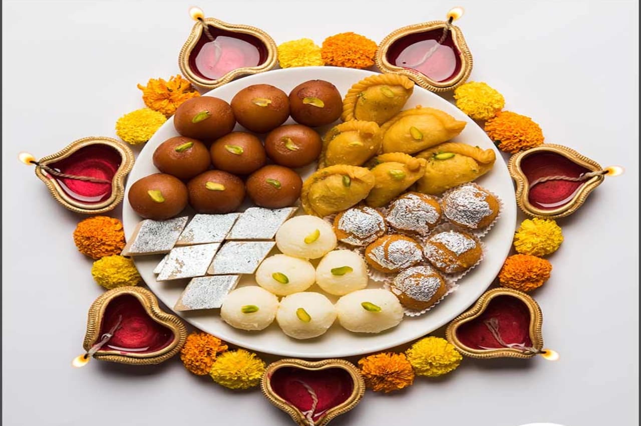Diwali 2022 Weight Loss: दिवाली पर जमकर खाएं मिठाई, नहीं बढ़ेगा वजन, बस अपनानी होंगी ये ट्रिक्स