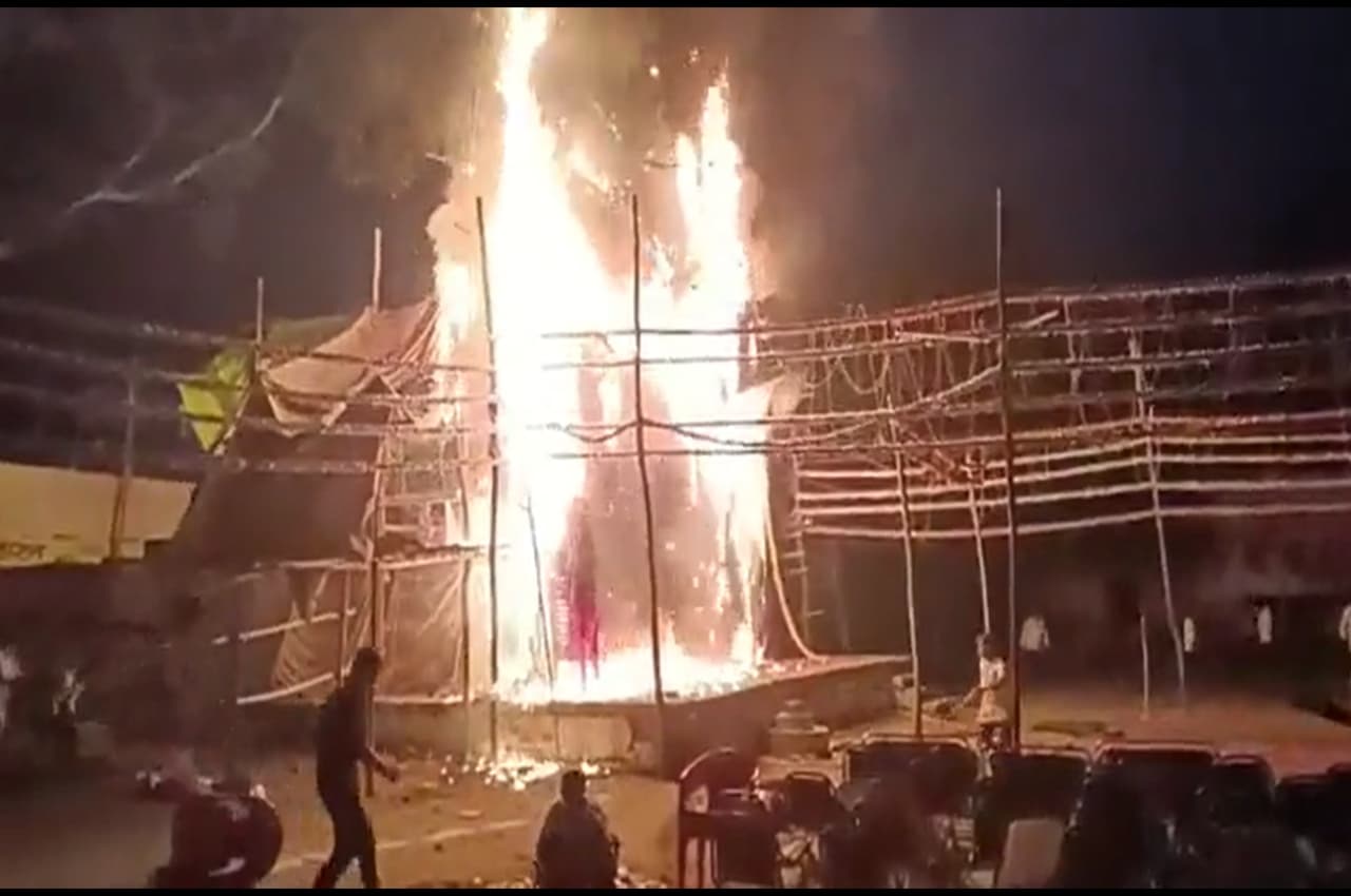 Etawah News: लंका दहन से पहले जलकर राख हुआ रामलीला पंडाल, आग लगते ही मच गई भगदड़, देखें Video