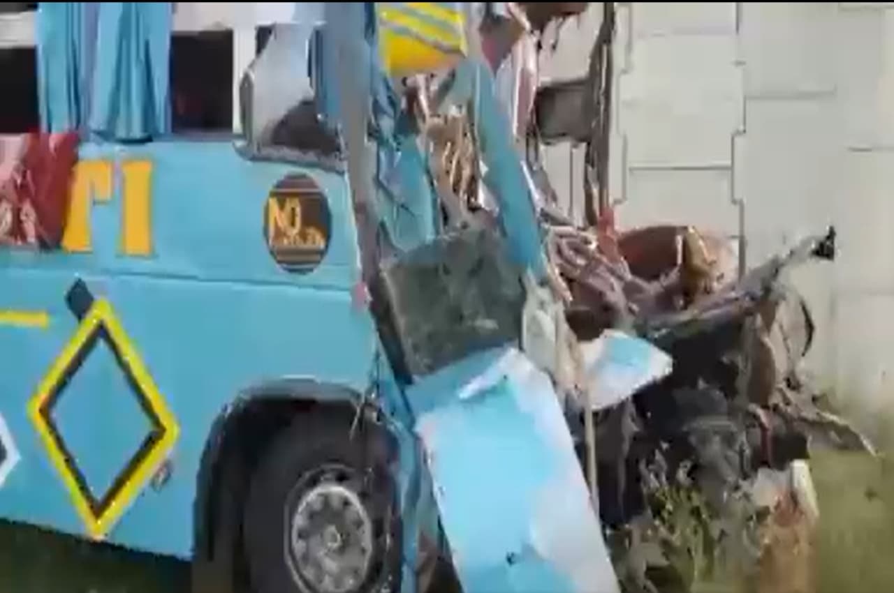 Accident in UP: लखनऊ एक्सप्रेसवे पर चालक को आई झपकी, कंटेनर में जा घुसी डबल डेकर बस, 4 की मौत
