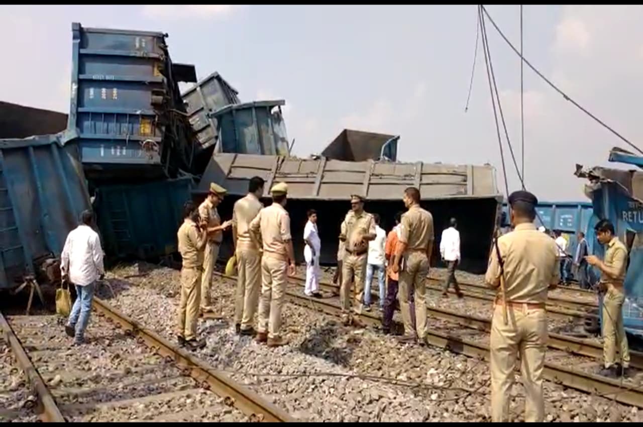 Goods Train Derail: यूपी के फतेहपुर में ट्रैक पर दौड़ती मालगाड़ी के 30 डिब्बे डीरेल, दिल्ली-हावड़ा रेल रूट बाधित