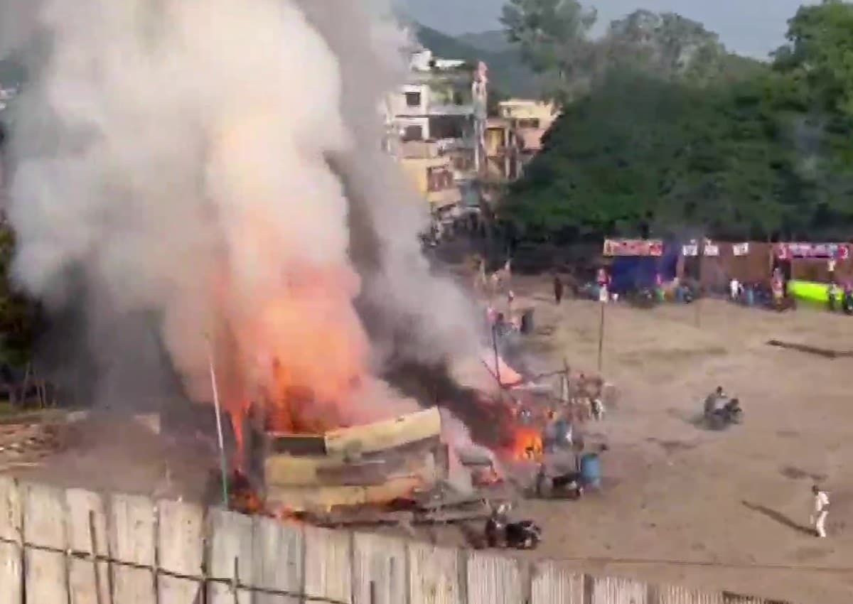 आंध्र प्रदेश: विजयवाड़ा में पटाखा स्टॉल और विशाखापत्तनम के मेगा मार्ट में लगी आग, दो लोगों की मौत