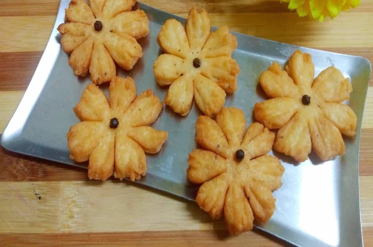 Festival Delights: दिवाली पर मीठे के साथ मेहमानों को सर्व करें क्रंची फ्लॉवर मठरी, जानें लजीज रेसिपी