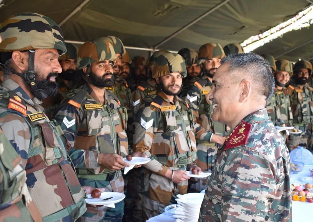 CDS जनरल अनिल चौहान पहुंचे LOC, राजौरी में सैनिकों के साथ मनाई दिवाली