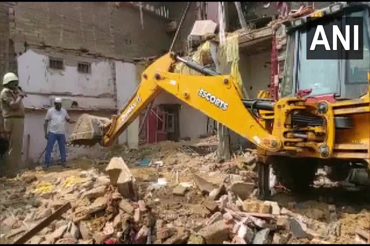 Ghaziabad News: सिलेंडर फटने से गिरा दो मंजिला मकान, बच्चों समेत 3 की मौत, मलबे में कई लोगों के दबे होने की आशंका