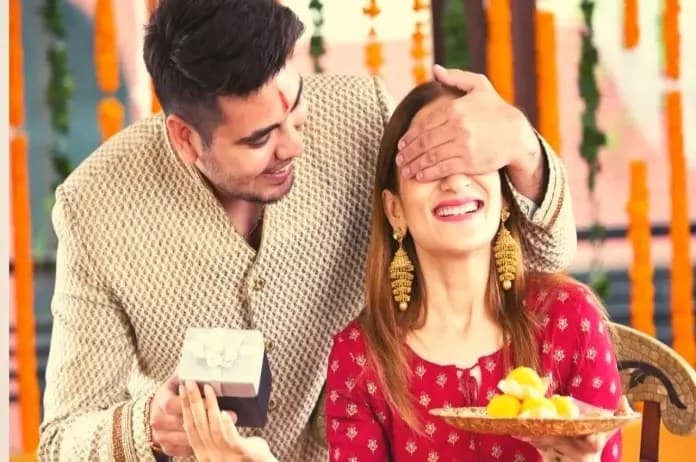 Bhai Dooj 2022 Gift Ideas: खाने के शौकीन भाई को भेंट करें ये स्वादिष्ट गिफ्ट, भाई-बहन के रिश्ते में आएगी मजबूती