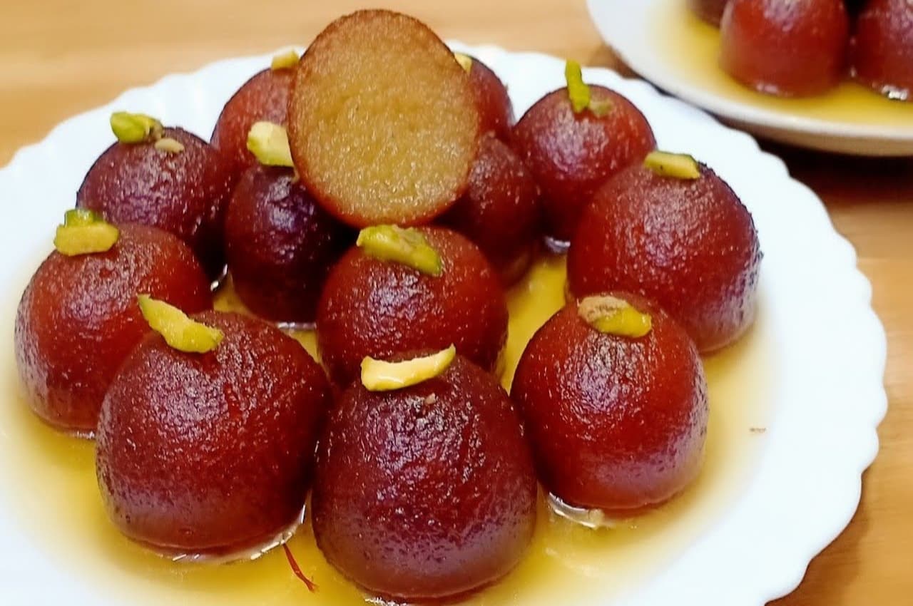 Bhai Dooj 2022: भईया दूज पर रसीले गुलाब जामुन के साथ करें भाई का टीका, ये रही बनाने की विधि