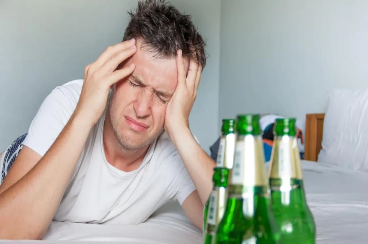 Causes of Headache after Drinking Alcohol: शराब पीने के बाद क्यों होता है सिरदर्द? जानें इसके पीछे के 5 मुख्य कारण