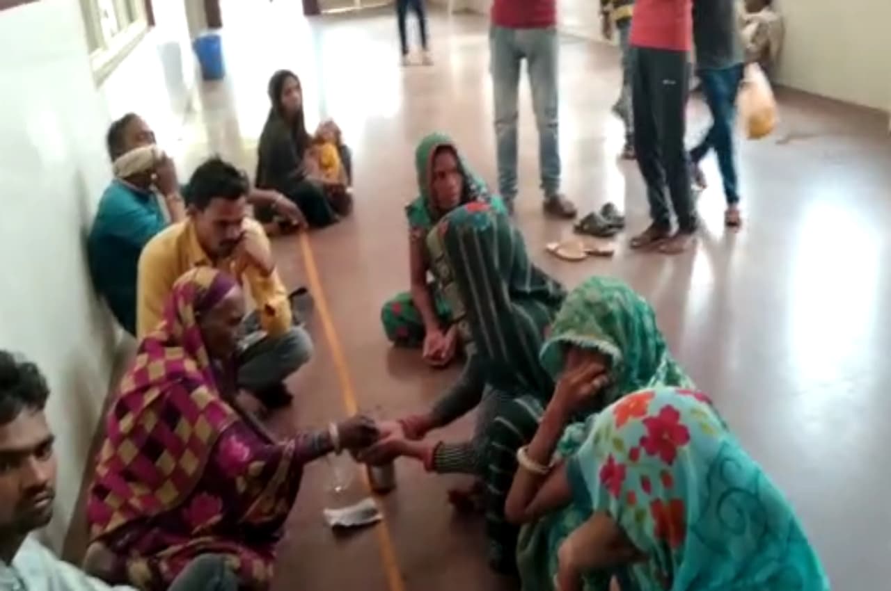 MP News: जिला अस्पताल में चला अंधविश्वास का खेल, उड़ाई भभूत, वीडियो वायरल