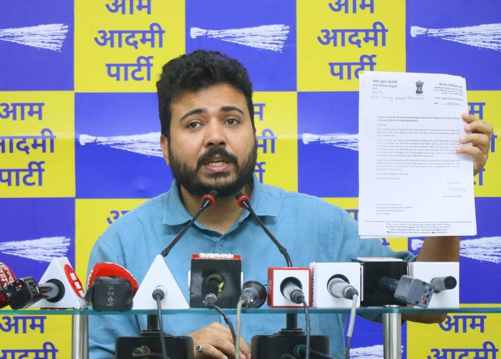 Delhi: BJP सांसद गौतम गंभीर पर MCD की जमीन पर कब्जे का आरोप, AAP ने की जांच की मांग