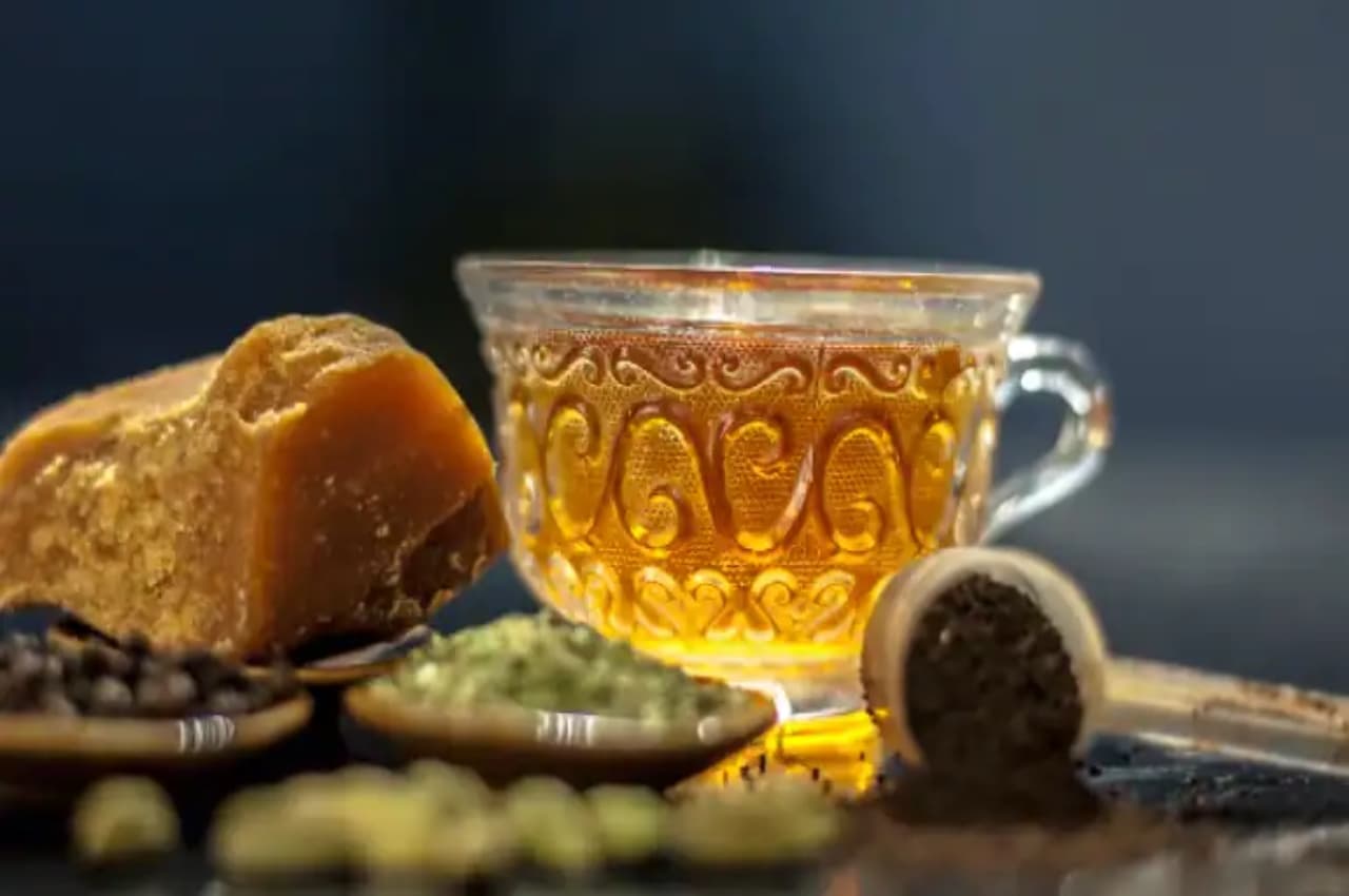 Jaggery Water Benefits: फास्ट मेटाबॉलिज्म के लिए रोजाना पीएं गुड़ का पानी, जानें इसके अन्य बेहतरीन फायदे