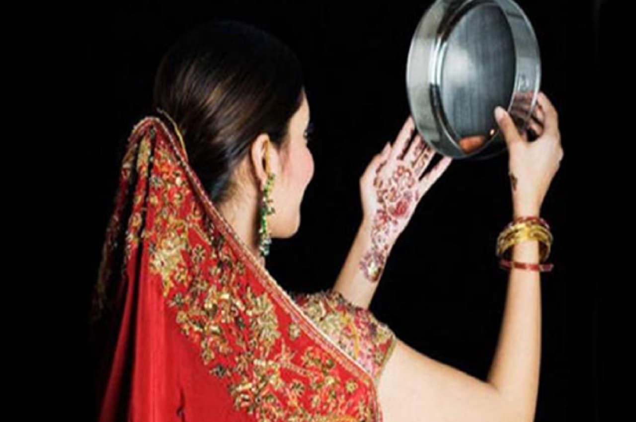 Karwa Chauth 2022: पत्नी को करवा चौथ के मौके पर ये पांच शानदार 'financial gifts' दें