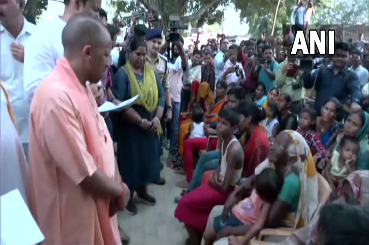 Kanpur Road Accident: कानपुर के कुर्था गांव पहुंचे CM योगी, घायलों की जुबानी सुन दिए ये सख्त निर्देश