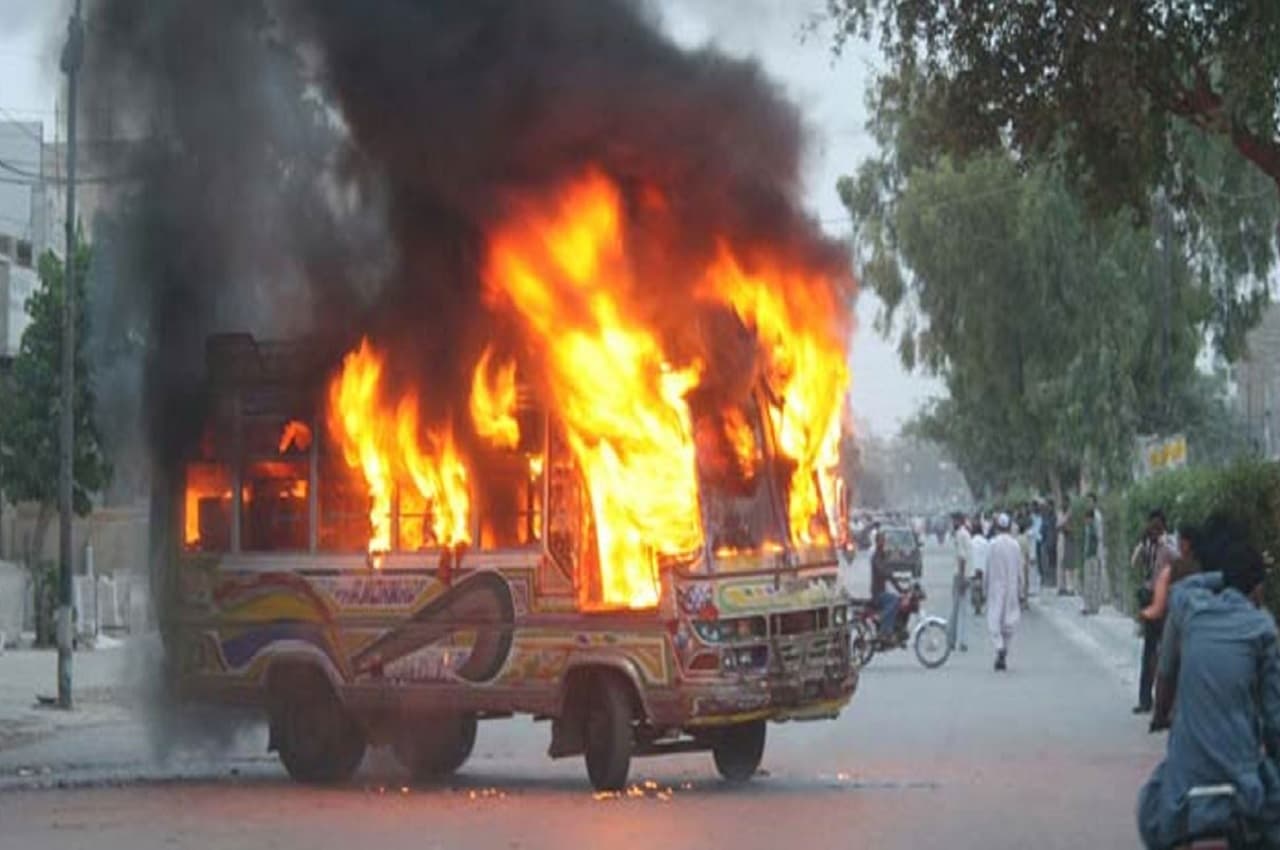 Pakistan: पाकिस्तान के कराची में यात्रियों से भरी बस में लगी आग, 21 लोग जिंदा जले