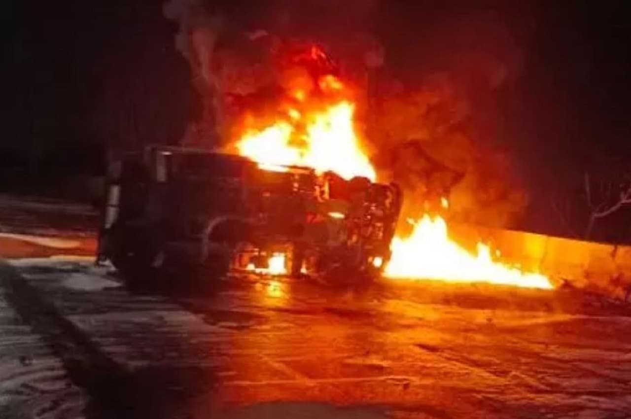 Haryana: डीज़ल से भरी पिकअप पलटने से हाईवे पर लगी भीषण आग, ड्राइवर ने कूदकर बचाई जान