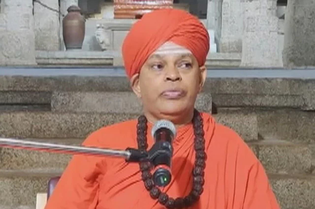 Shivamurthy: कर्नाटक के लिंगायत साधु पर 4 और नाबालिग लड़कियों ने लगाया यौन शोषण का आरोप