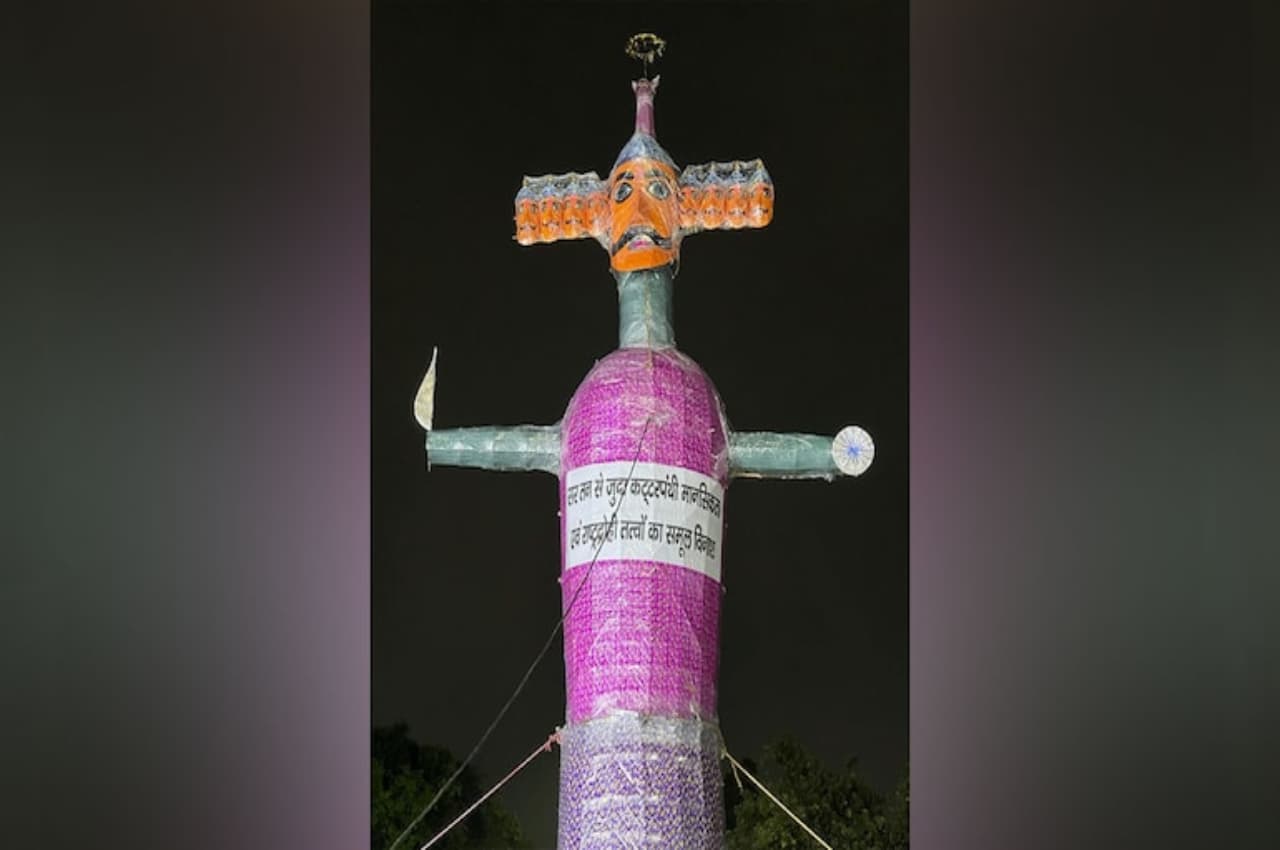 Lucknow News: ऐशबाग में 'सिर तन से जुदा' वाले रावण का जला पुतला, आयोजकों ने बताया बड़ा कारण