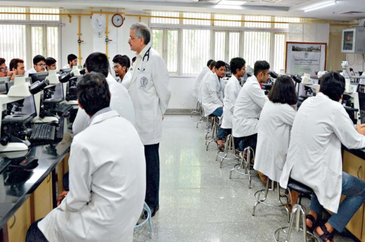 मध्यप्रदेश के बाद अब उत्तर प्रदेश में भी होगी हिंदी में MBBS की पढ़ाई, CM योगी ने किया ऐलान