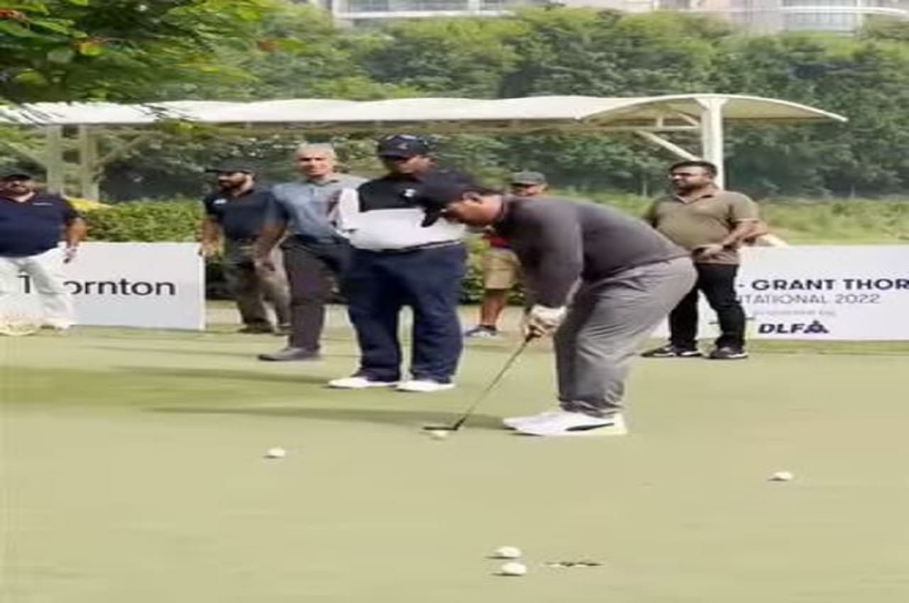Kapil Dev Golf Tournament: गोल्फ कोर्स में माही ने मारा हेलिकॉप्टर शॉट, देखें वीडियो