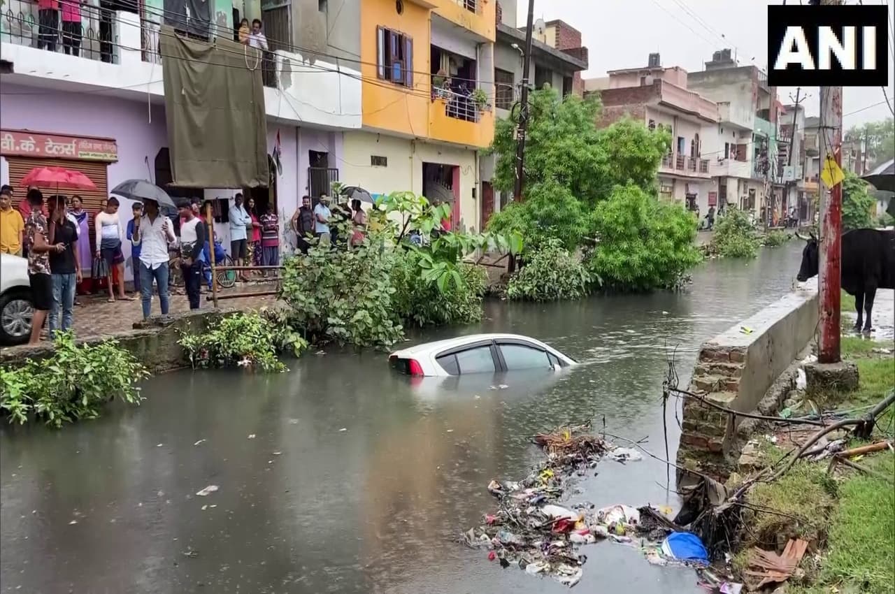 UP Weather Update: अब बारिश हुई विकराल, IMD की चेतावनी के बाद सरकार अलर्ट, कहा- अधिकारी सड़कों पर रहें