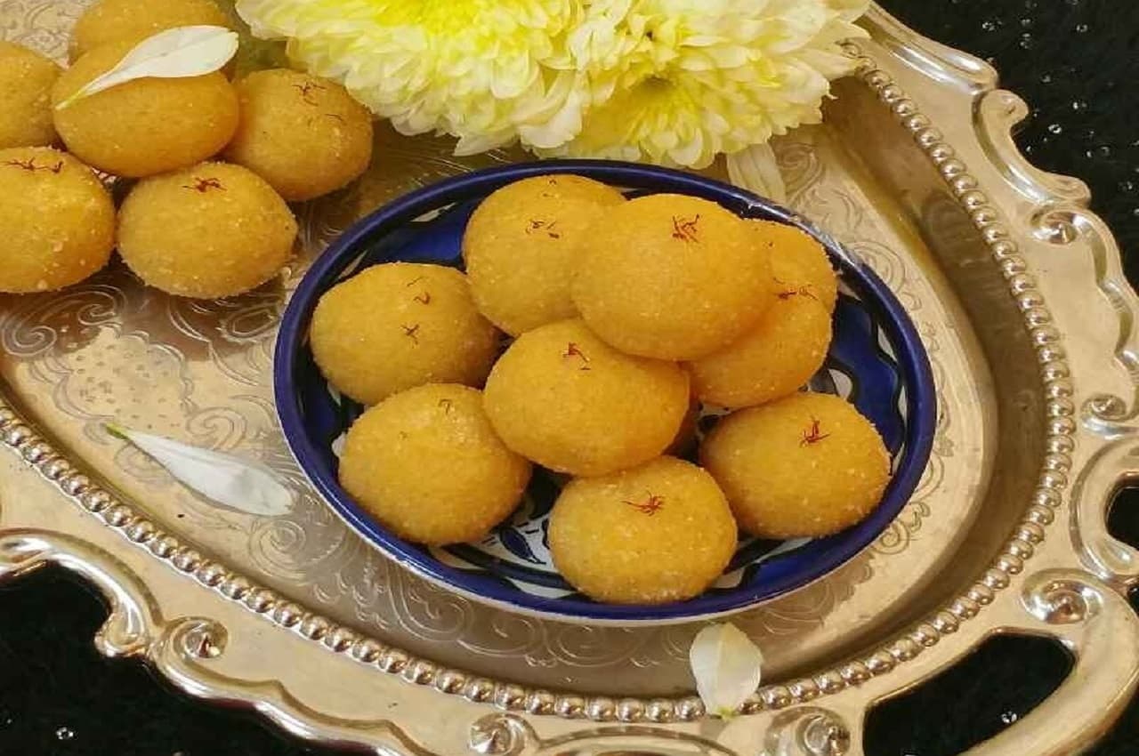 Chhath Puja 2022 Special: छठ पूजा प्रसाद की थाली के लिए बनाएं मूंग दाल के लड्डू, नोट करें टेस्टी रेसिपी