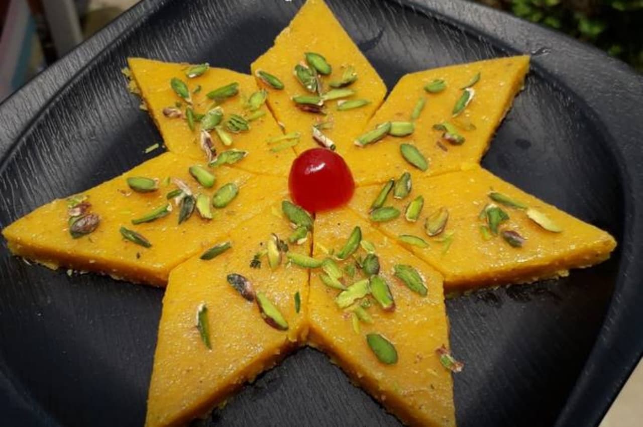 Karwa Chauth 2022 Special: करवाचौथ मीठे में बनाएं स्वाद से भरपूर मूंग दाल मिठाई, घर वाले भी करेंगे खूब पसंद, जानें विधि