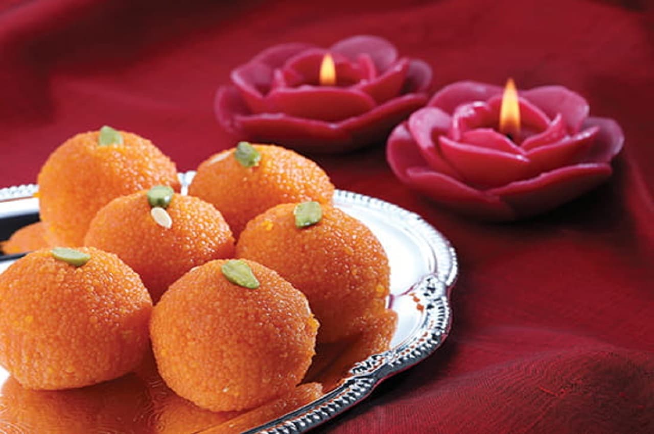 Diwali 2022 Celebration: मोतीचूर के स्वादिष्ट लड्डू बनाकर दिवाली पर लगाएं भोग, नोट करें आसान रेसिपी