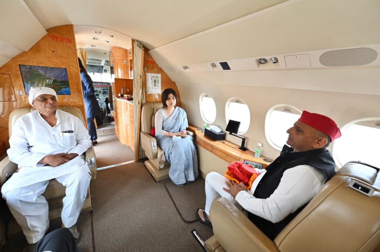 Mulayam Singh Yadav: नेताजी का अस्थिकलश लेकर हरिद्वार रवाना हुए अखिलेश, थोड़ी देर में होगा विसर्जन