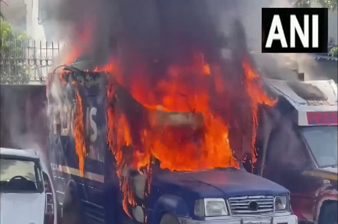 Noida में सड़क किनारे खड़ी गाड़ियों में अचानक लगी भीषण आग, पुलिस को है ये आशंका, देखें Video